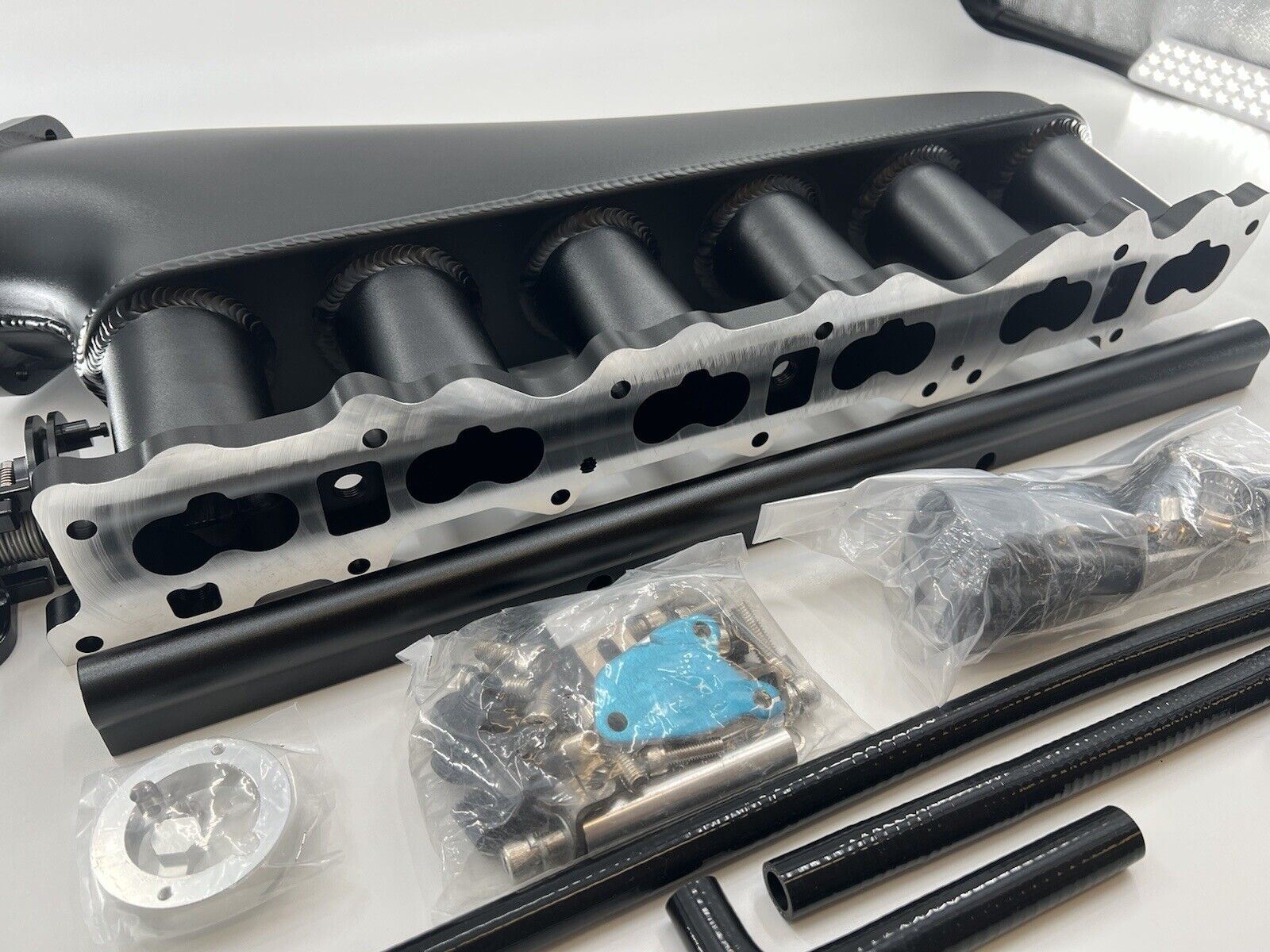 Jack Spania Racing RB20DET intake manifold and fuel rail with 90mm throttle body for Nissan GTR Skyline engine swap.