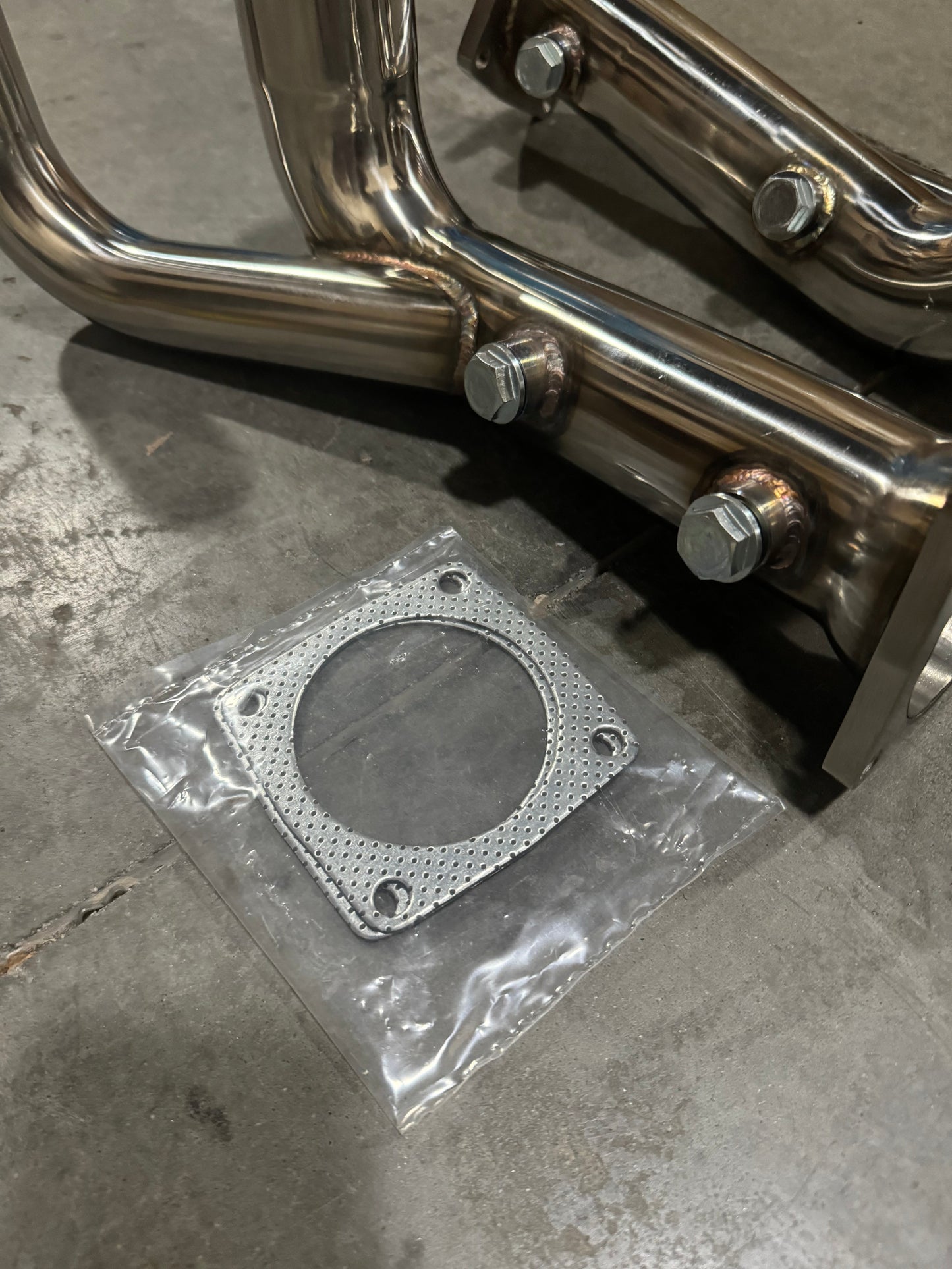 JackSpania Racing Porsche 991.2 Carrera exhaust parts with PSE Sport Exhaust Cat Bypass Pipes, showing polished metal and installation details.