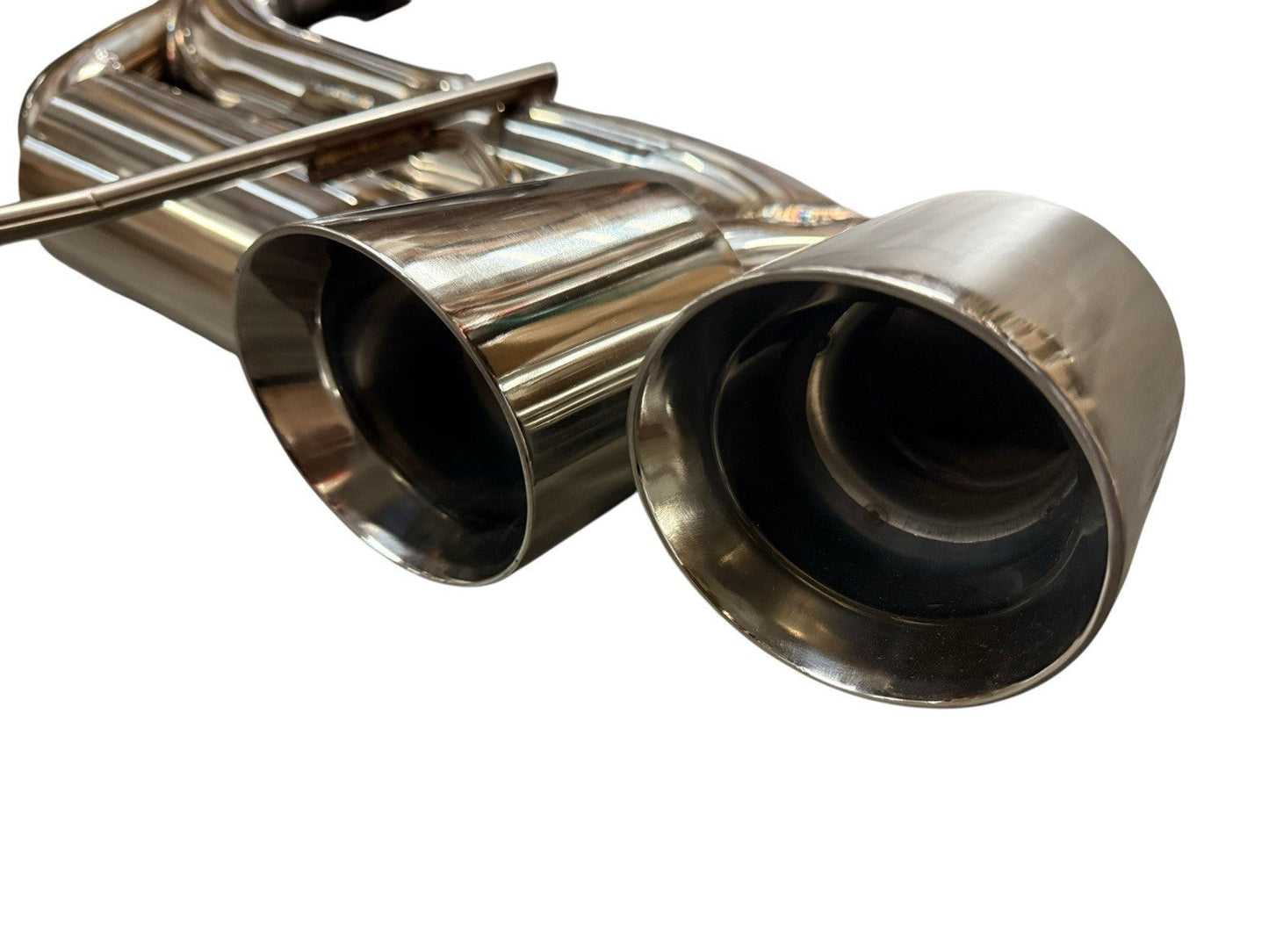 JackSpania Racing axle back exhaust for Chevrolet Corvette C8 2020+ 6.2L V8 with 3-inch Helmholtz muffler, showing polished metal components